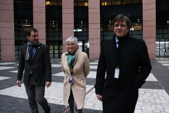 MEPs Toni Comín (left), Clara Ponsatí and Carles Puigdemont in front of the European Parliament building in Strasbourg (by Nazaret Romero)